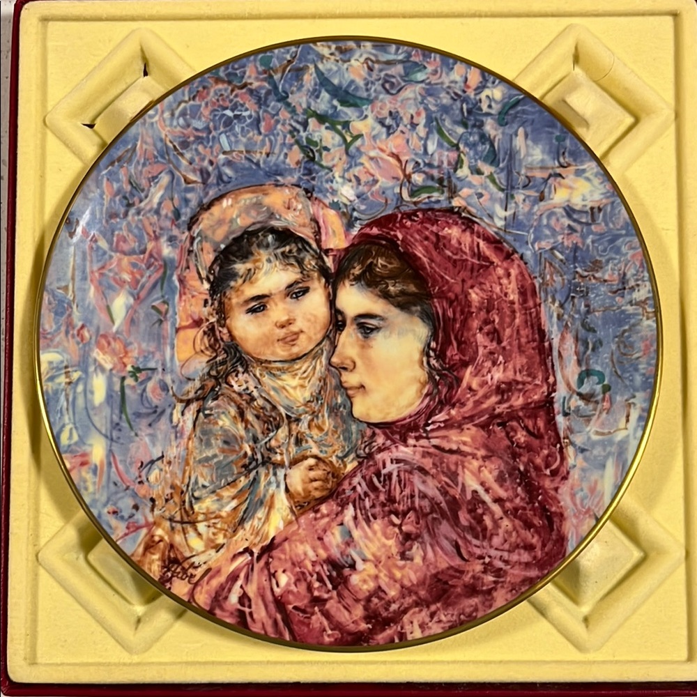 EDNA HIBEL Plate Royal Doulton 1977 5th Lucia and Child ~ EXCELLENT in BOX